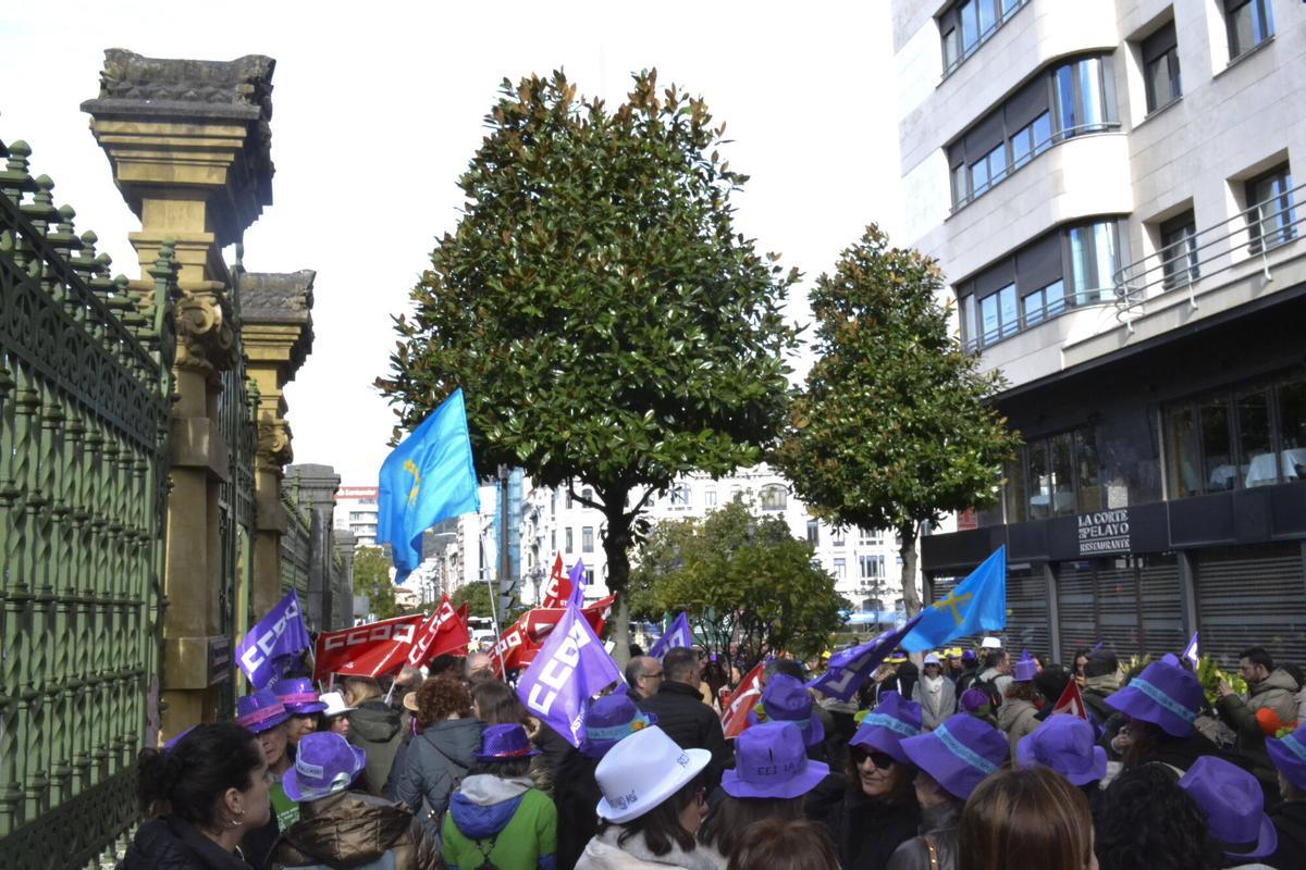 Concentración de las trabajadoras de las escuelinas frente a la Junta