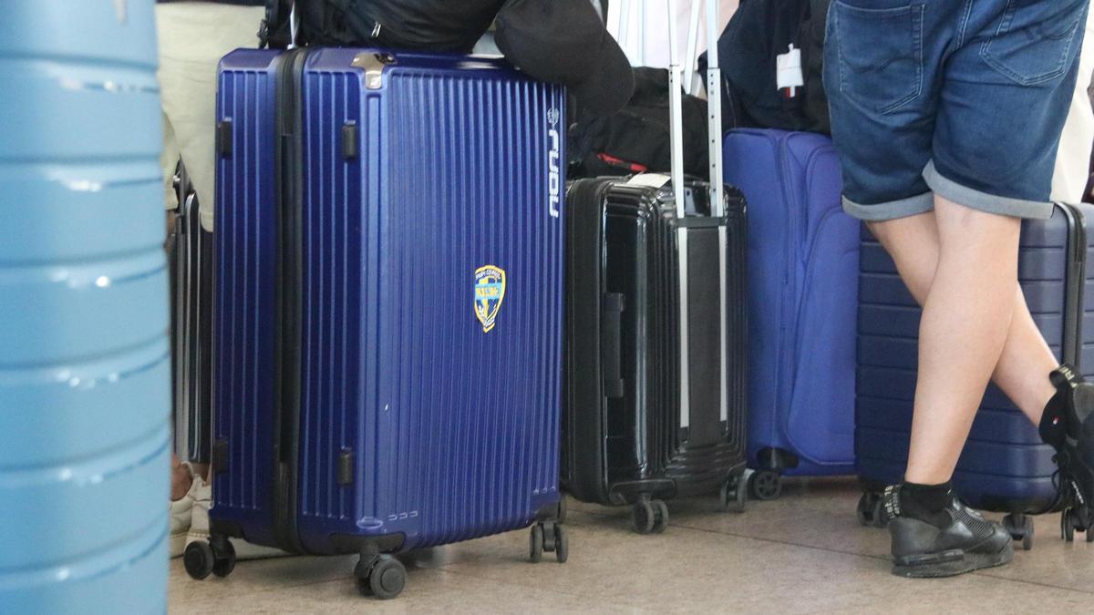 Imágenes de los controles aleatorios de pasaporte hoy en los aeropuertos de Madrid Barajas y Barcelona el Prat