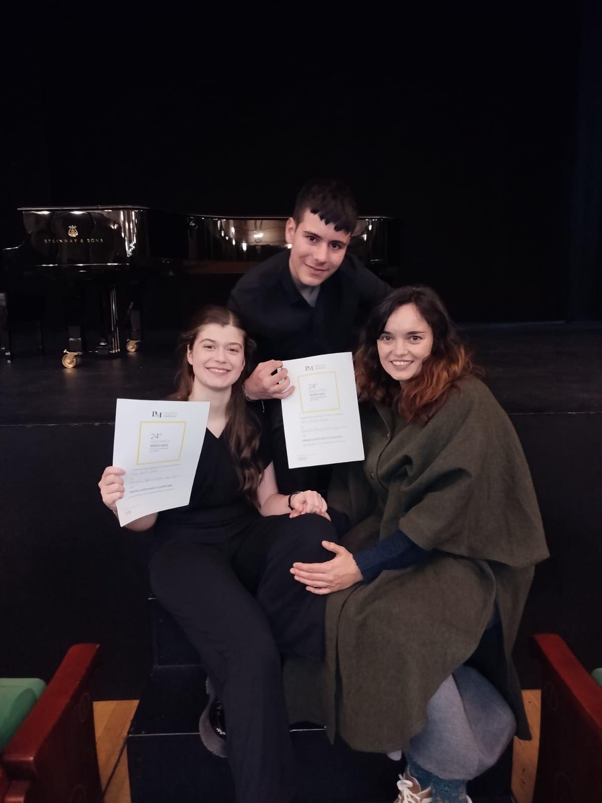 Natalia Zapatero, con los dos alumnos ganadores.