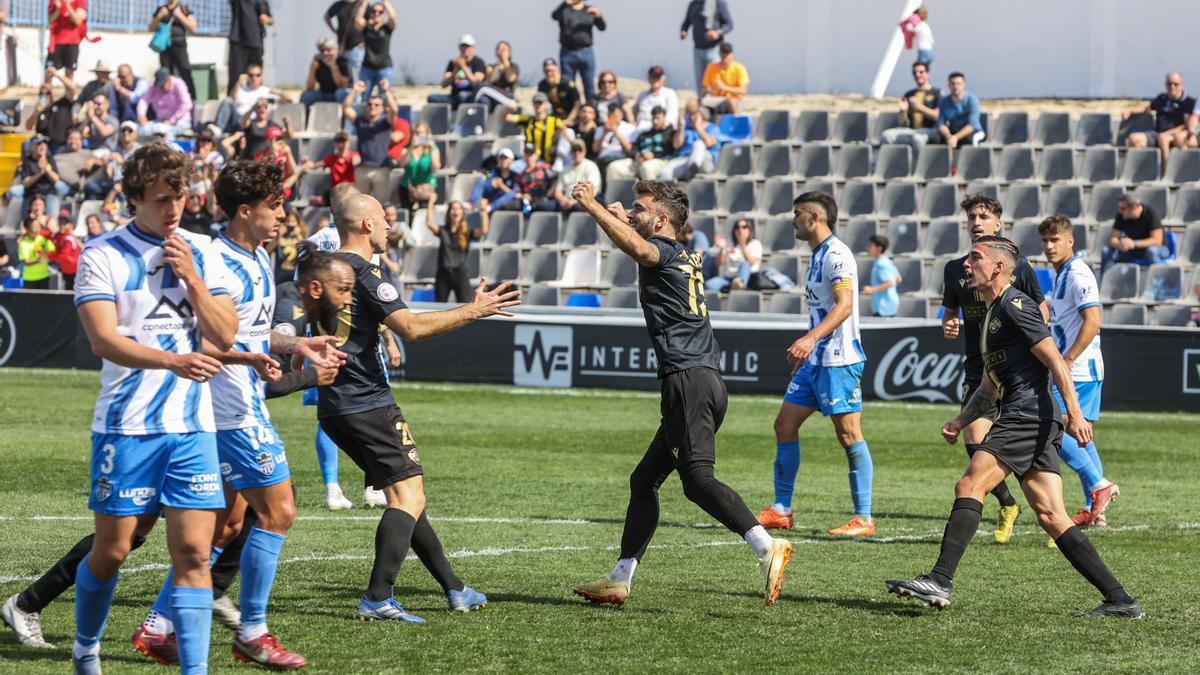 Álvaro Pérez celebra uno de los goles