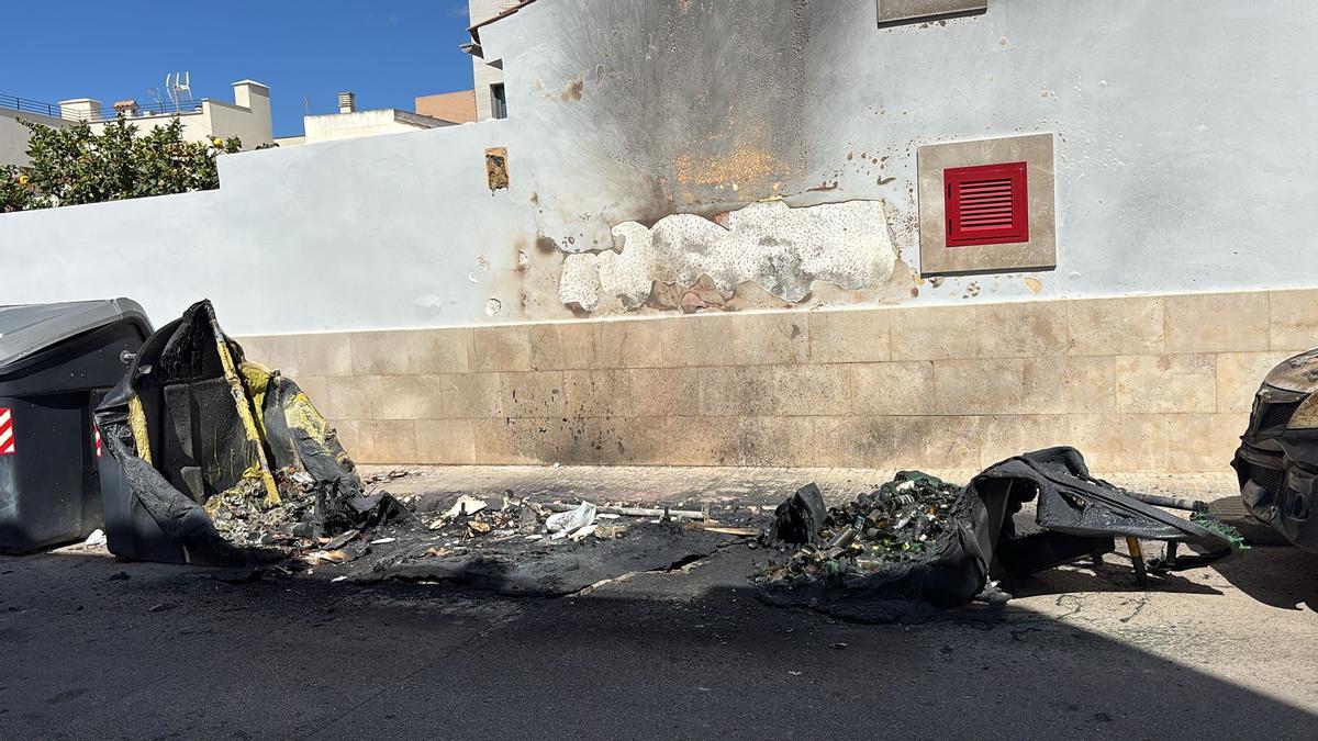 Los contenedores, destruidos por el incendio.