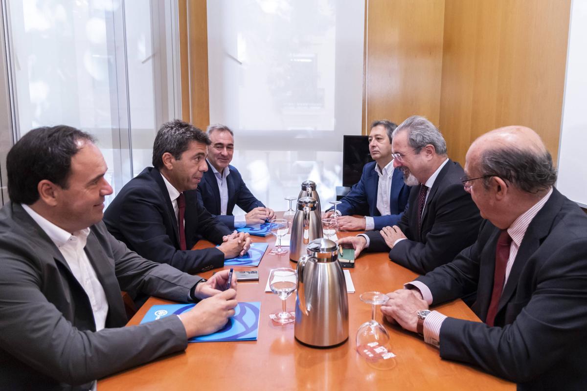 El equipo del Partido Popular negocia con los representantes de Vox para formar Gobierno, en una imagen de archivo.