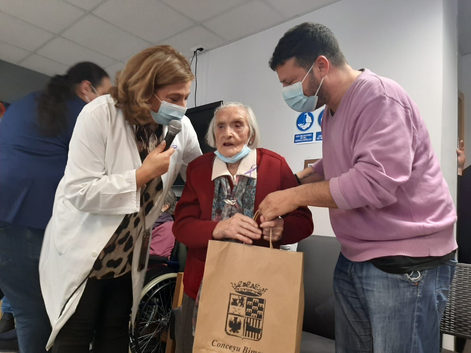 Todas las fotos del Día de la Mujer en la residencia del ERA en la Pola: así ha sido el homenaje a Conrada Estrada