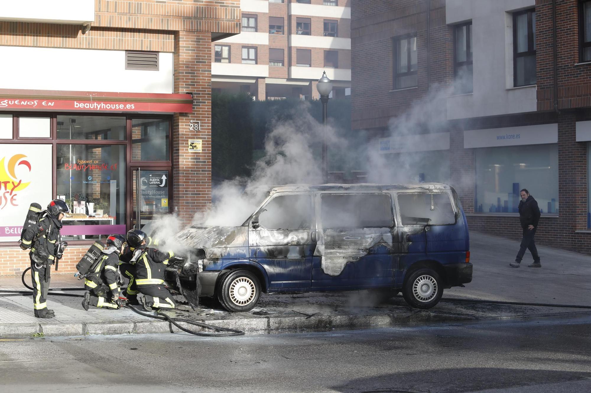 EN IMÁGENES: Intervención de bomberos en Gijón por una furgoneta ardiendo