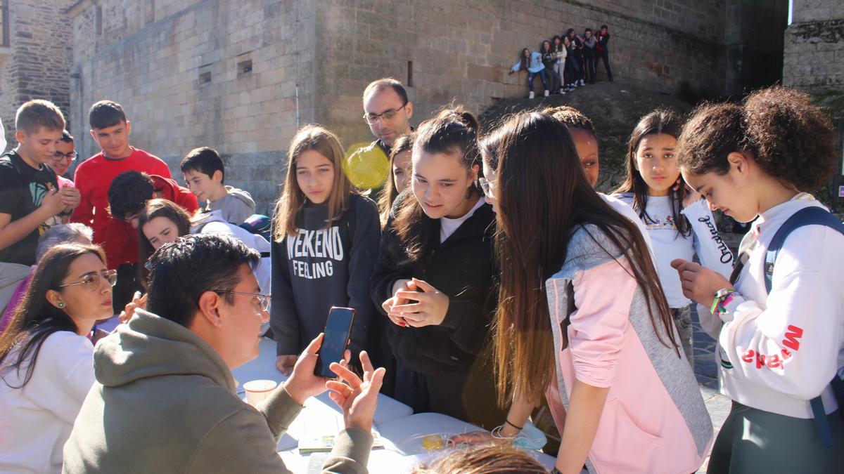 Los jóvenes durante las pruebas de gincana desarrolladas en el conjunto histórico de Puebla