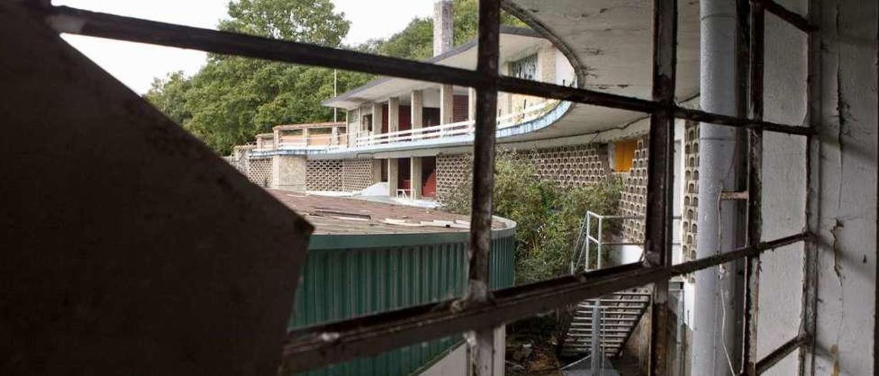 Los edificios de la piscina, destrozados, vistos desde el interior del recinto.