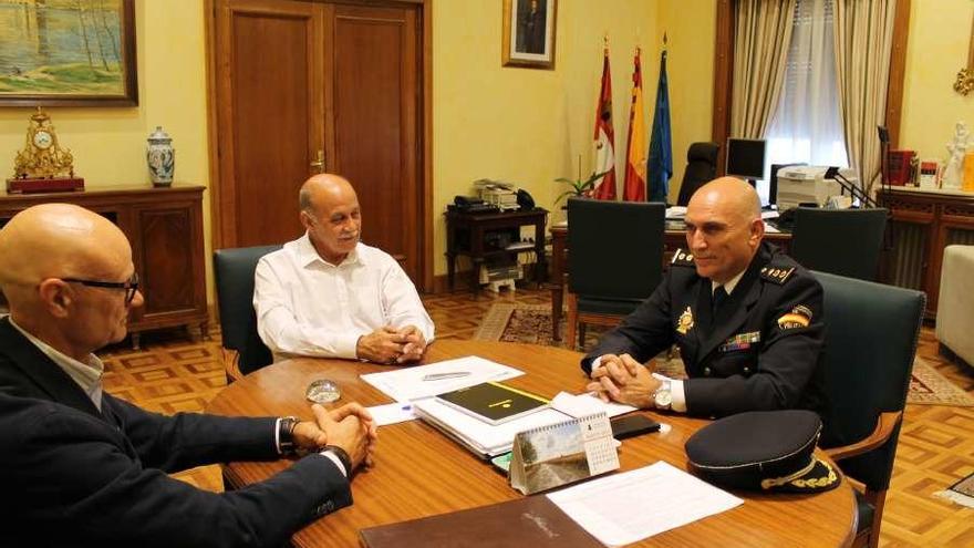 Jerónimo García Bermejo recibe al nuevo Comisario Jefe de la Policía Nacional