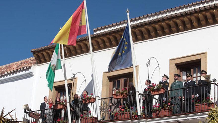 El alcalde de Marbella, José Bernal, izando la bandera andaluza.