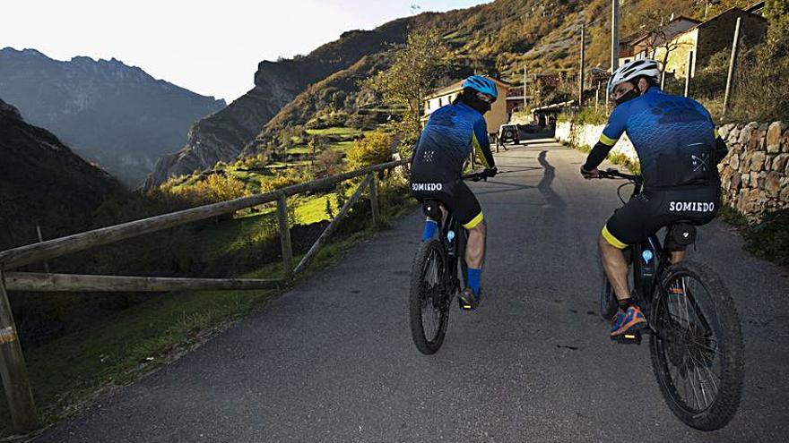 Isaac Álvarez y Noé Álvarez, en bicicleta en el pueblo Arbellales, por donde pasará hoy la Vuelta Ciclista.