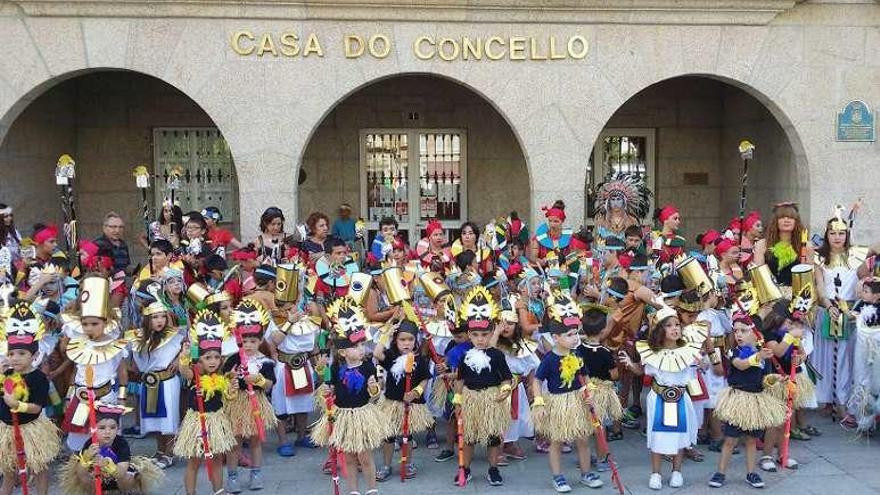 Los pequeños de la Ludobatucada durante su coreografía. // FdV