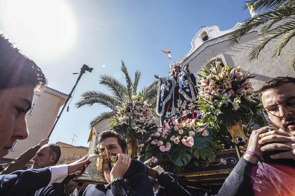 La popular procesión de «La Bajada» concentra a cientos de fieles en el traslado de la imagen desde su ermita hasta la Arciprestal