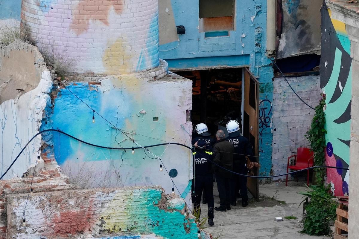 Agentes de la Guardia Urbana acceden a La Escocesa este lunes para desalojar a un grupo de a