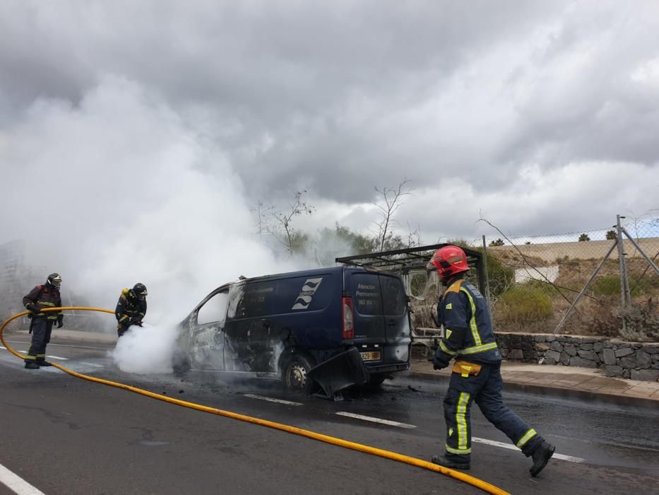 Arde un furgón fúnebre en Tenerife