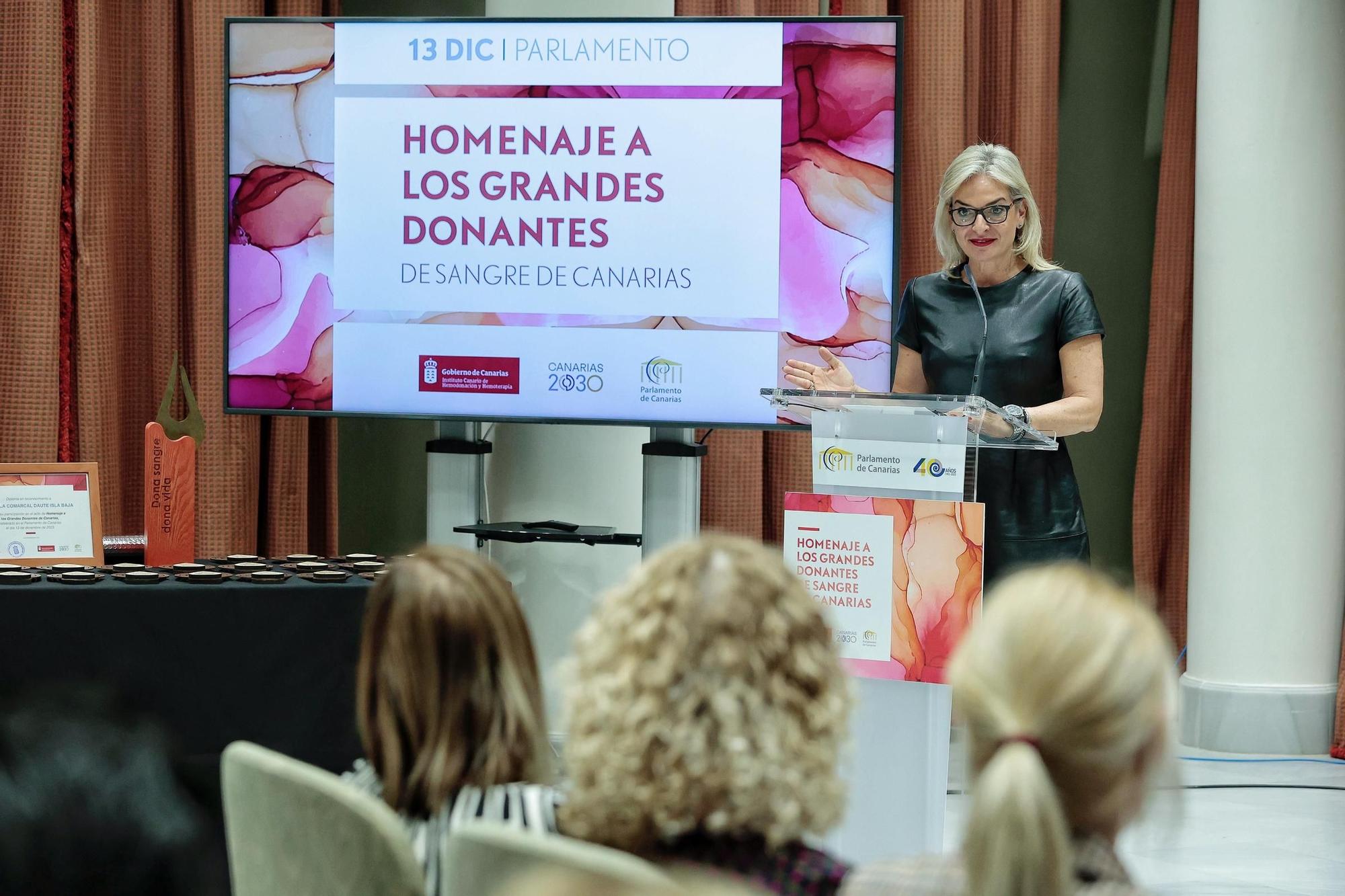 El Parlamento de Canarias rinde homenaje a los "grandes donantes" de sangre en el Archipiélago.