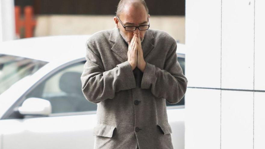 Natalio Grueso, a las puertas de la Audiencia Provincial, en una imagen de archivo. | LUISMA MURIAS