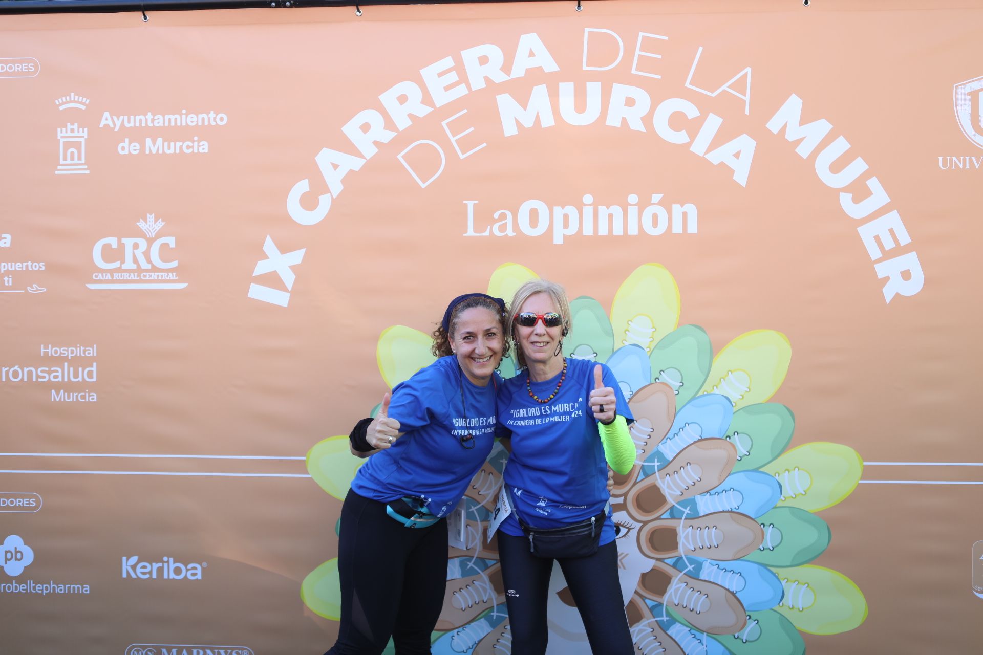 Las participantes posan en el photocall tras finalizar la Carrera de la mujer de Murcia