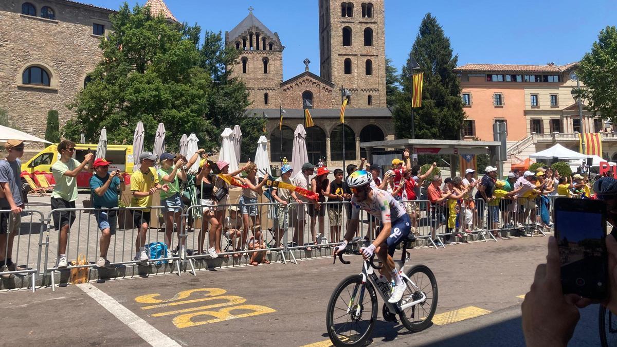 El primer ciclista a passar davant el monestir de Ripoll