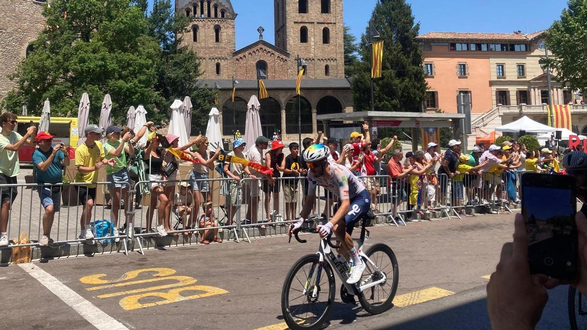 El primer ciclista a passar davant el monestir de Ripoll.
