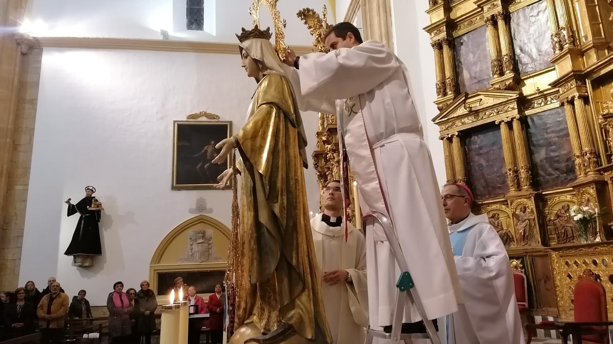 Imposición de la corona a la imagen de la Virgen en la iglesia de San Julián