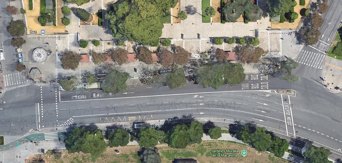 Calle del Parlamento de Andalucía en la que se abre el carril de bus y taxi a todos los vehículos por las obras del Metro