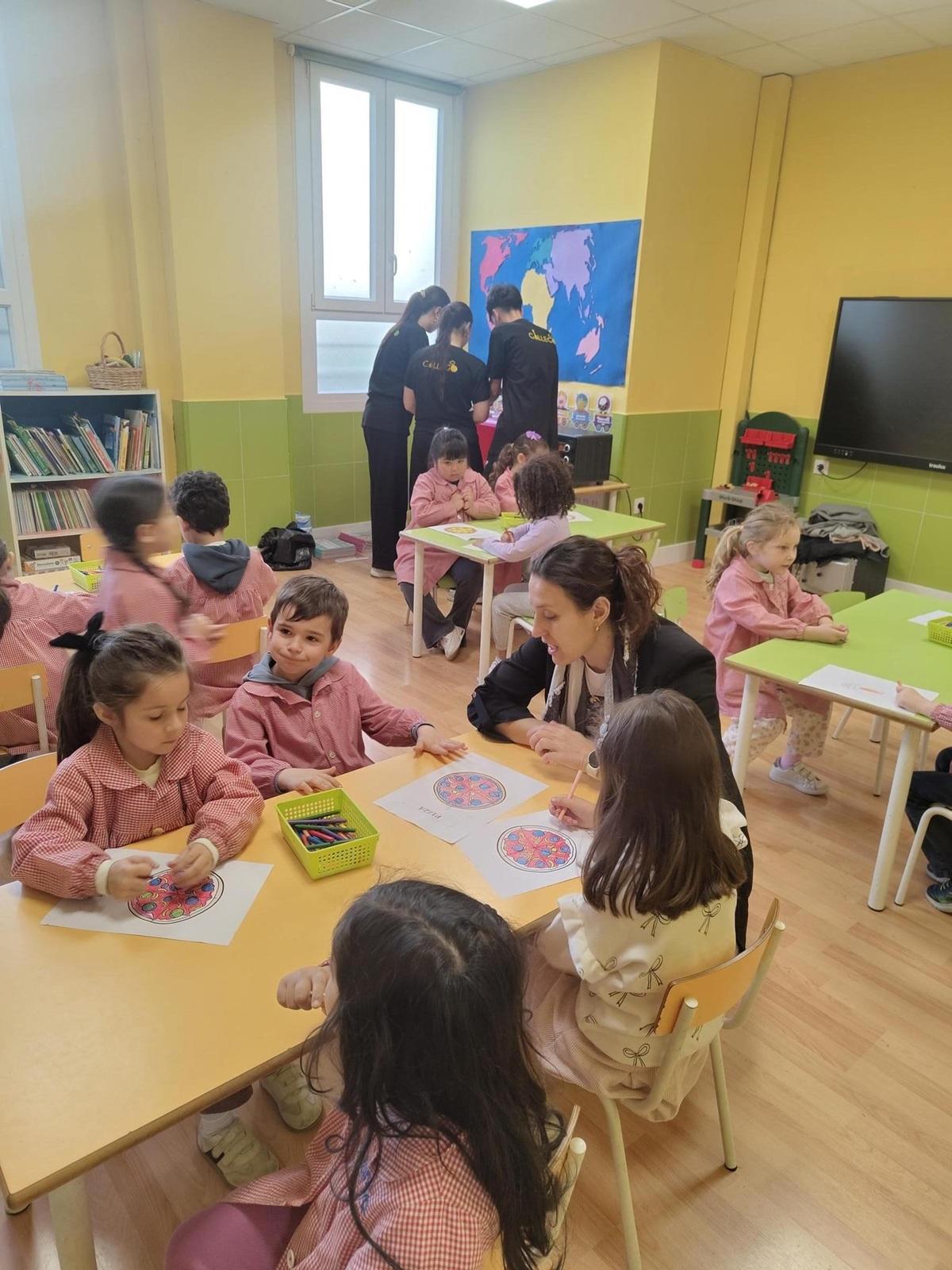 La concejala Tamara Silva, en una visita al CEIP Concepción Arenal.