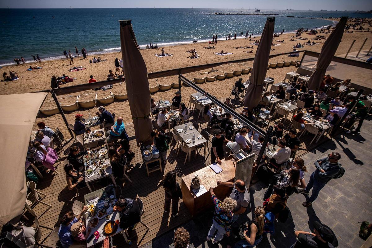 Ambiente de verano en las playas de Barcelona por Semana Santa
