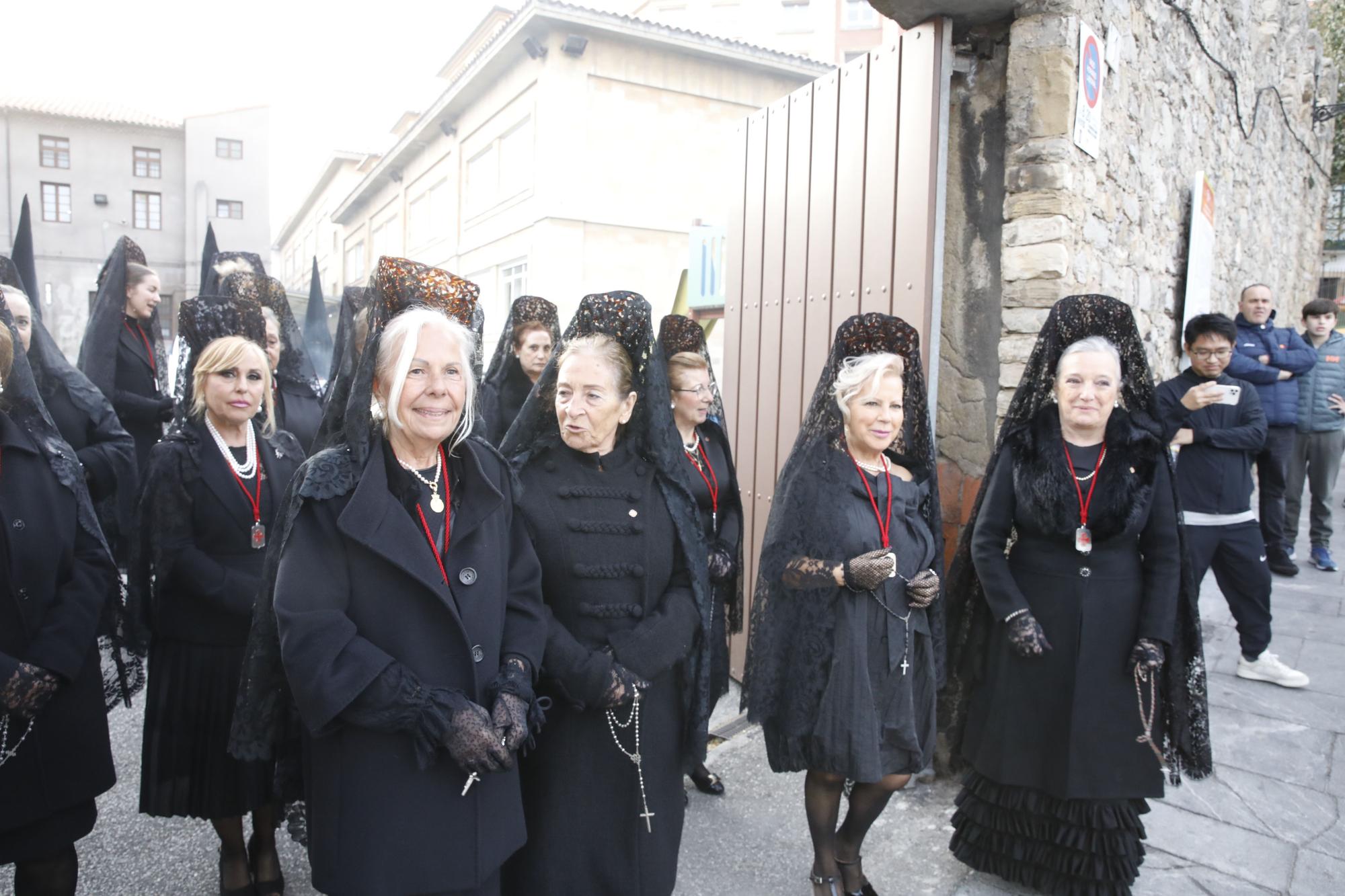 En imágenes: Procesión del Santo Entierro del Viernes Santo en Gijón