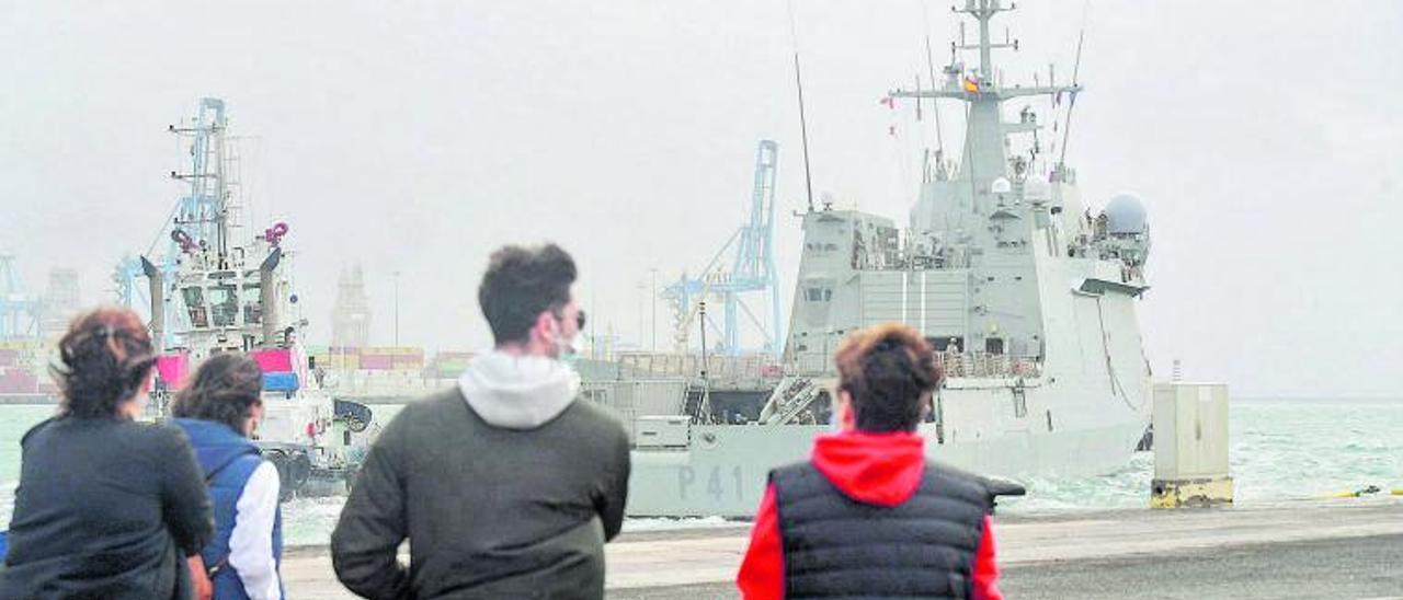 El buque de acción marítima ‘Meteoro’, durante la maniobra de salida del Puerto de Las Palmas. | | JUAN CASTRO