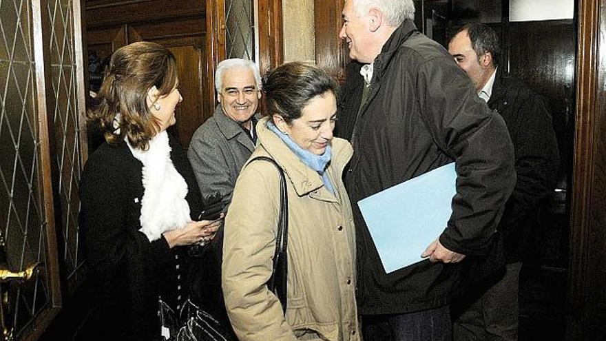 El concejal de Seguridad Ciudadana, Guillerme Vázquez, recibe a los portavoces vecinales.