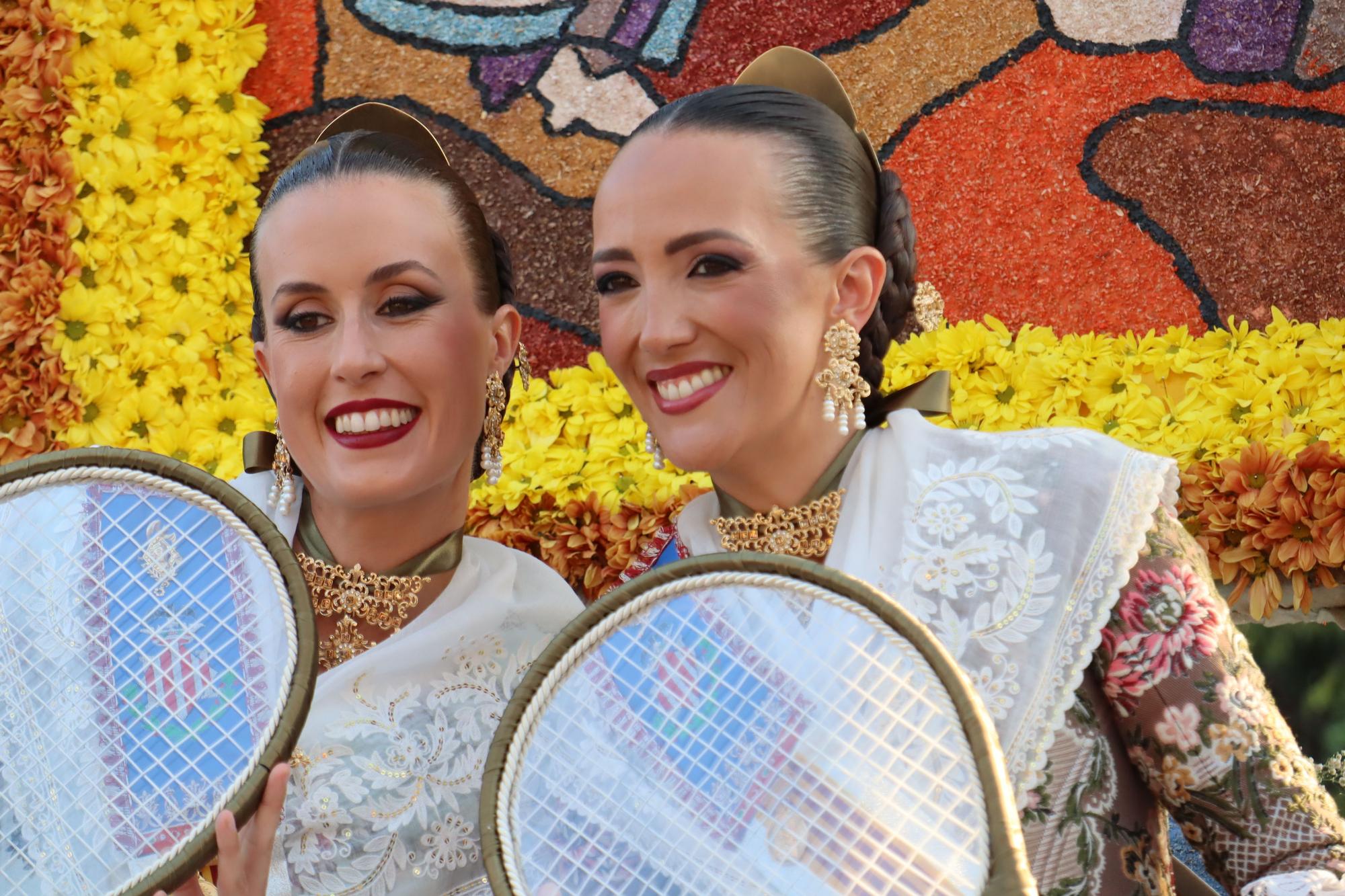 La Batalla de Flores reúne a las falleras de 2022 y 2023