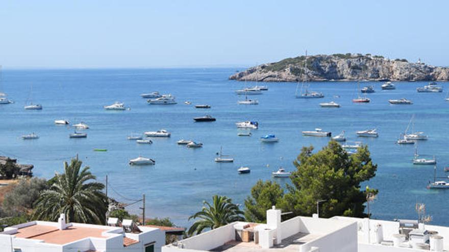 Decenas de embarcaciones fondeadas en la bahía de Talamanca en julio del año pasado.