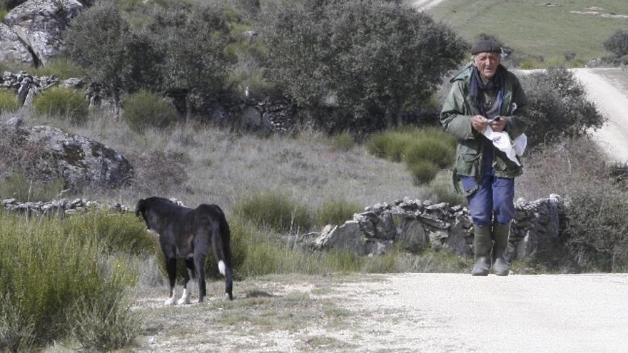 Antonio Velasco camina por uno de los caminos del arribe