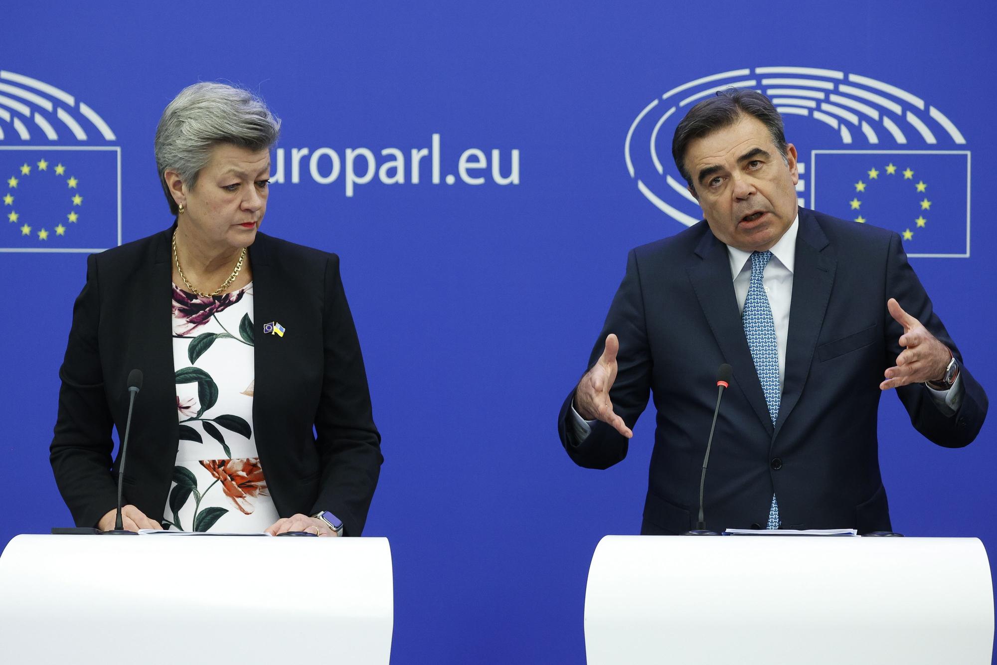 La comisaria europea de Interior, Ylva Johansson, y el comisario de Promoción del Modo de Vida Europeo, Margaritis Schinas, durante la rueda de prensa que han ofrecido este martes en Estrasburgo.