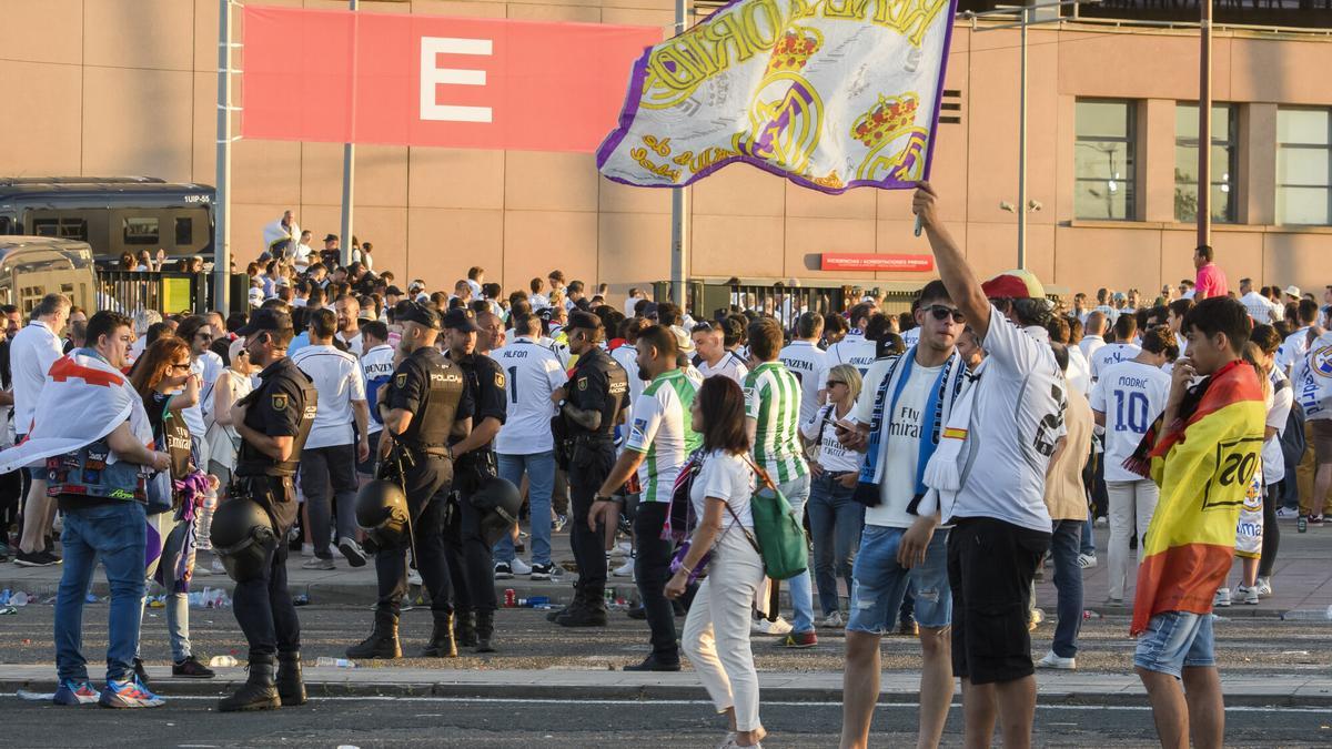 Aficionados a su llegada al estadio de La Cartuja, en Sevilla, para presenciar la final de la Copa del Rey de 2024.