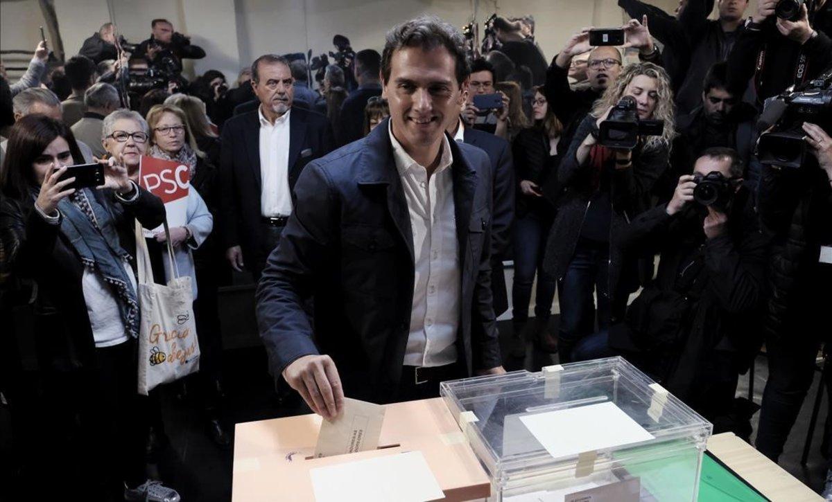 Albert Rivera vota en el Colegio Santa Marta de L’Hospitalet.