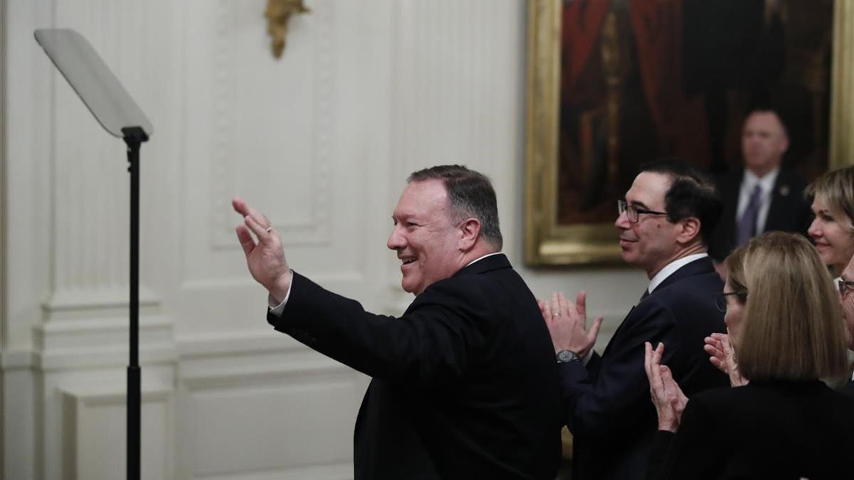 El secretario de Estado de EEUU, Mike Pompeo (izquierda), saluda tras recibir el reconocimiento de Donald Trump durante la conferencia de paz sobre Oriente Próximo, este martes, en Washington.