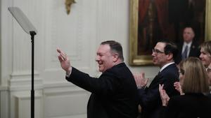 El secretario de Estado de EEUU, Mike Pompeo (izquierda), saluda tras recibir el reconocimiento de Donald Trump durante la conferencia de paz sobre Oriente Próximo, este martes, en Washington.