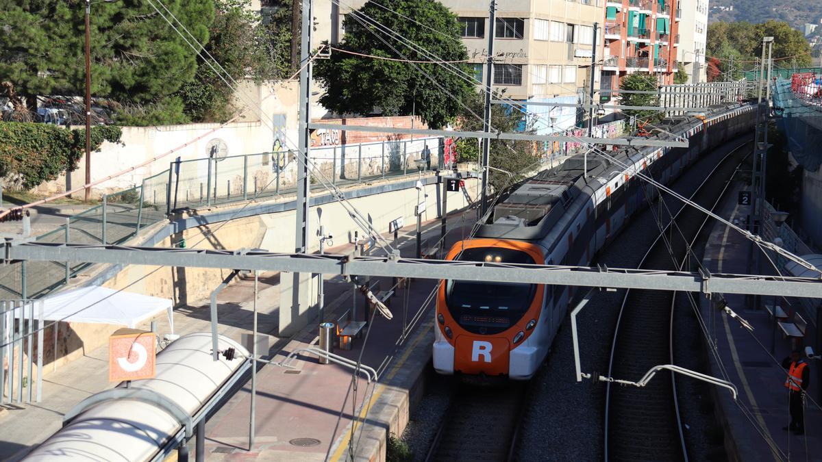 Un tren arribant a l&#039;estació de Sant Andreu Comtal de Barcelona