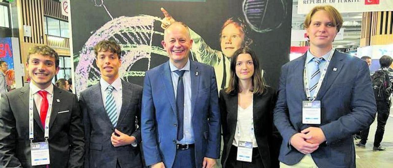 El grupo de estudiantes españoles del Imperial College de Londres junto a David Parker, director de exploración humana y robótica de la ESA.  | | LP/DLP