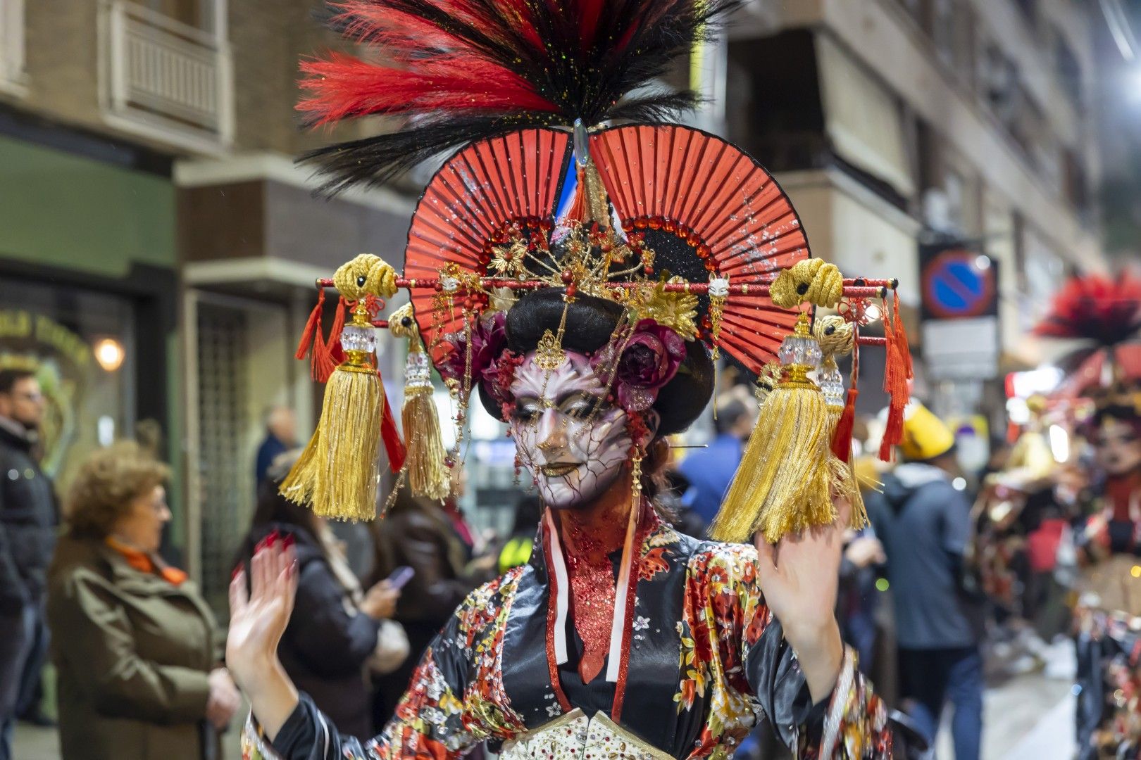 Aquí las mejores imágenes del desfile nocturno del Carnaval de Torrevieja 2025 que salió a la calle desafiando el viento y la lluvia