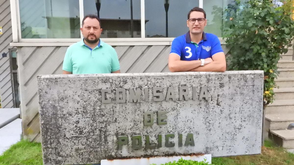 Los representantes del SUP, junto al letrero de la comisaría de Ourense. // F. CASANOVA