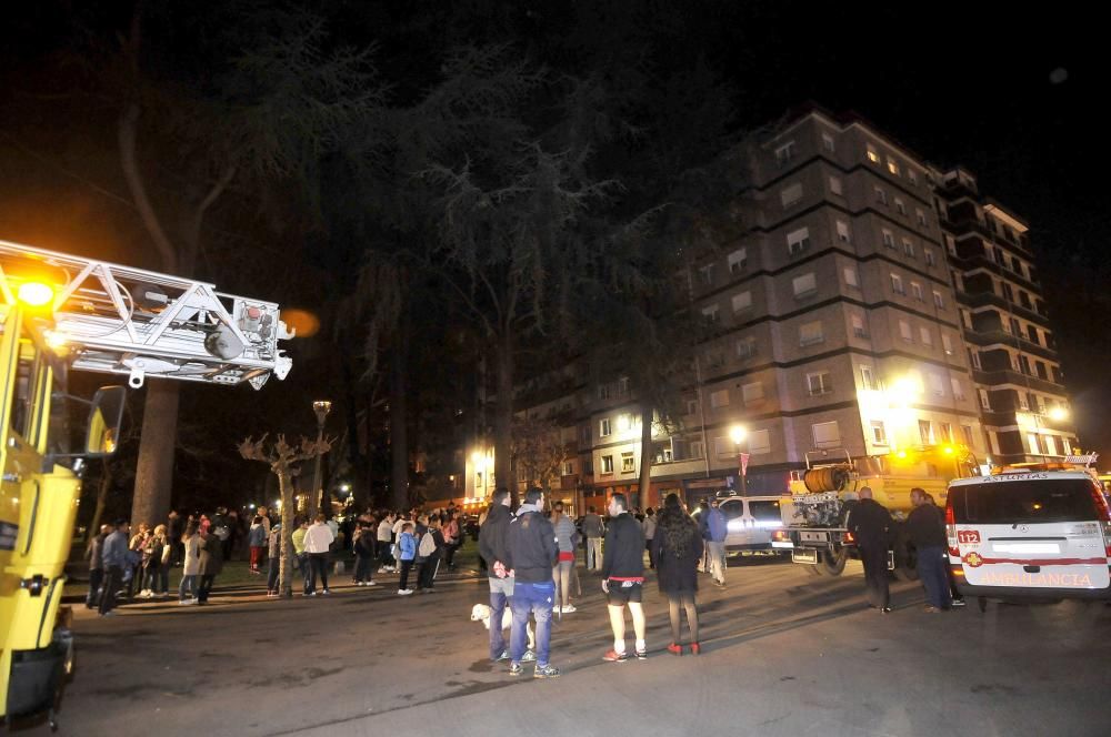 Una explosión obliga a desalojar un edificio del centro de Sama.