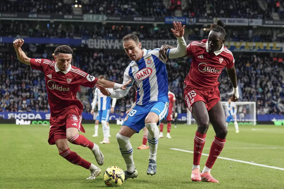 Kike García, entre Vargas y Batista Mendy, durante el Espanyol-Sevilla del pasado noviembre en Cornellà.