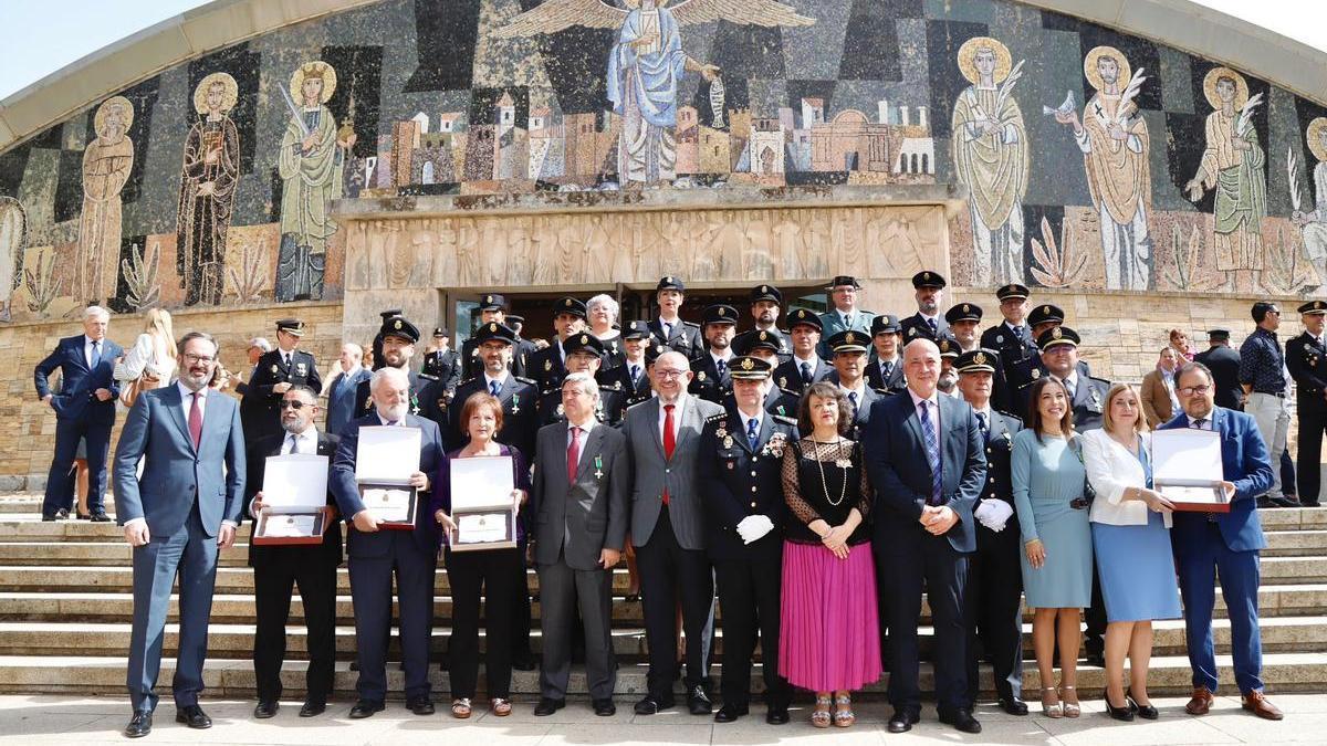 Autoridades, y agentes de la Policía Nacional así como representantes de otros cuerpos de seguridad del Estado, en el acto del Día de la Policía Nacional, este martes en el paraninfo del campus de Rabanales.