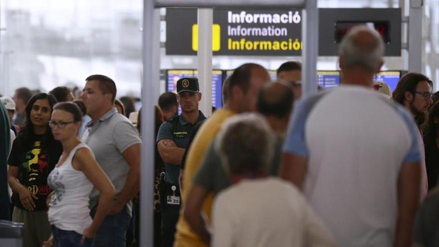 Los trabajadores de El Prat votan bajo la amenaza de un laudo