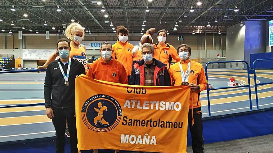 Participantes del clun moañés en el gallego de pista cubierta.