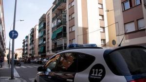 Una patrulla de los Mossos, en Malgrat de Mar,  junto al edificio donde ha tenido lugar el crimen.