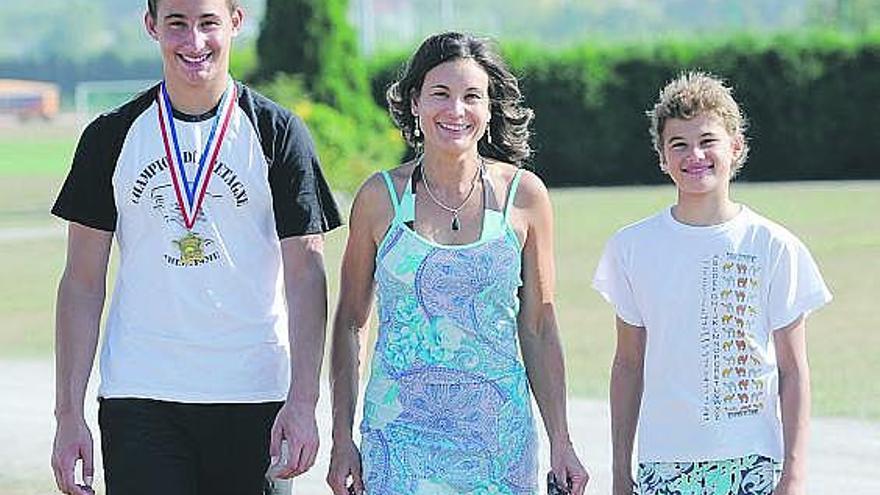 A la izquierda, María Terente, entre sus hijos Daniel y Sylvia. Arriba, Daniel con su medalla. / luisma murias