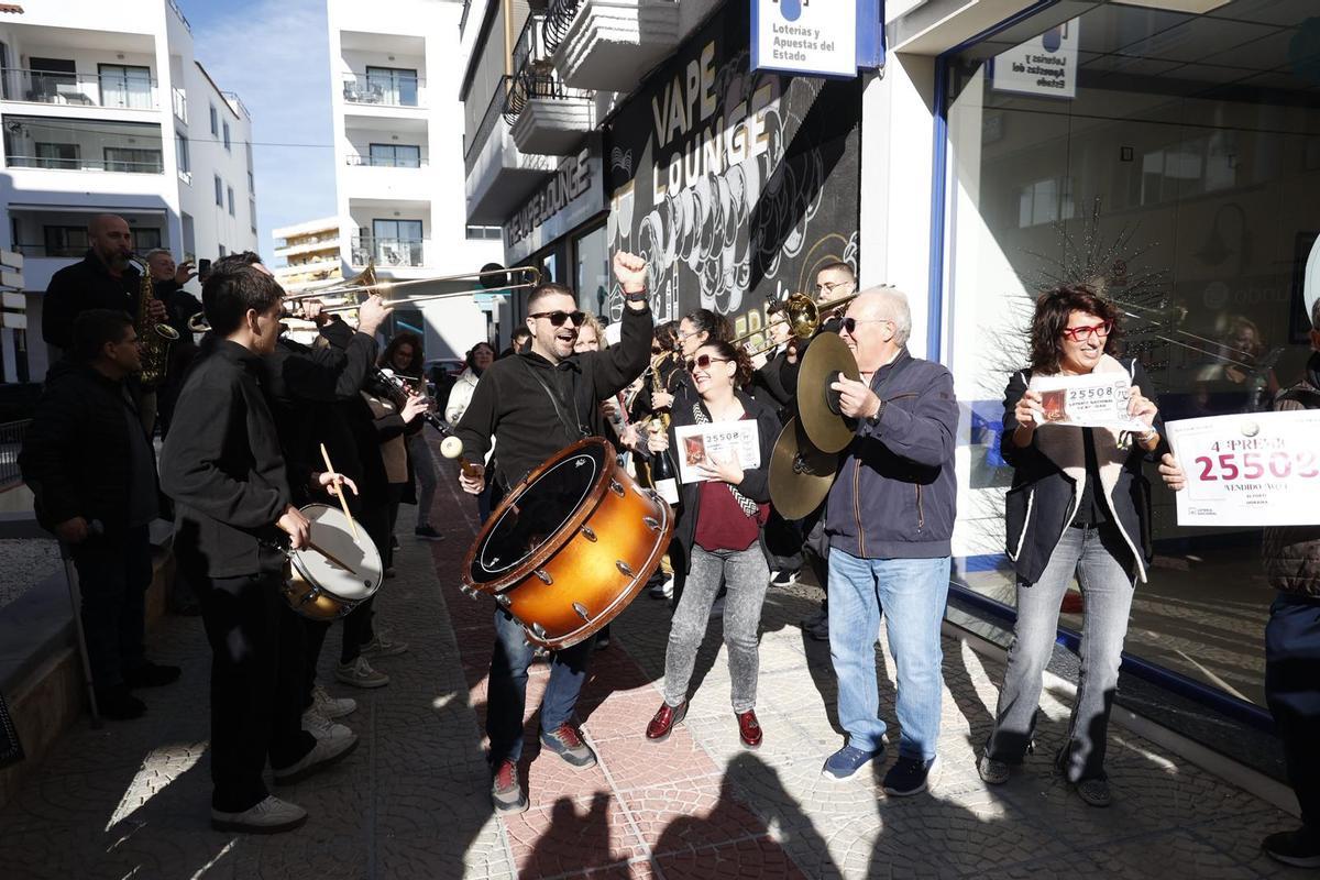 La Agrupació Musical Cultural de Teulada celebra su cuarto premio en esta lotería de Navidad