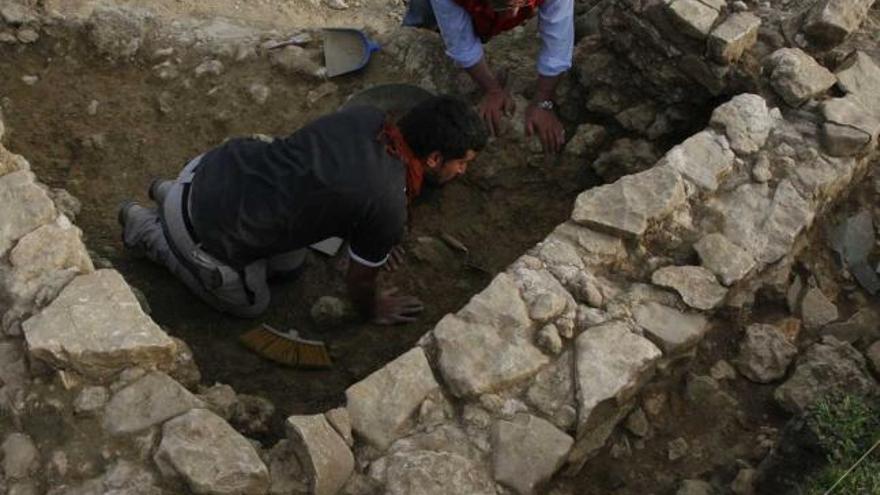 Rogelio Estrada (derecha) junto a un voluntario en la excavación de Argandenes, a comienzos de 2011.